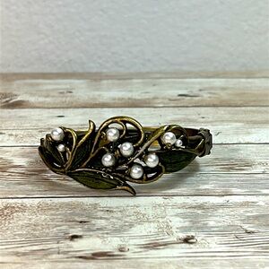 Sweet Romance Elegant Gold and Green Lily of the Valley Faux Pearl Bracelet